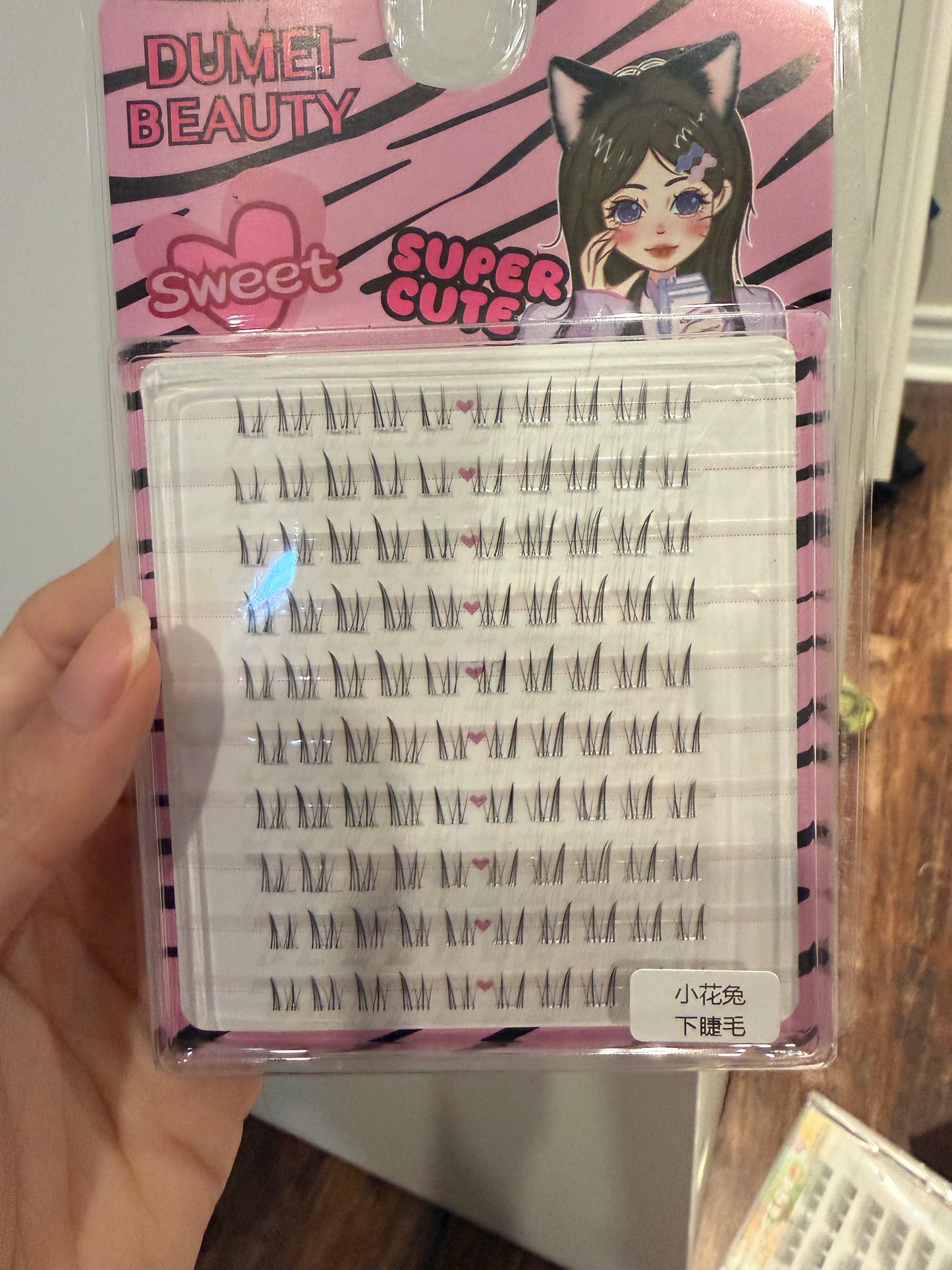 Bottom lashes glue needed