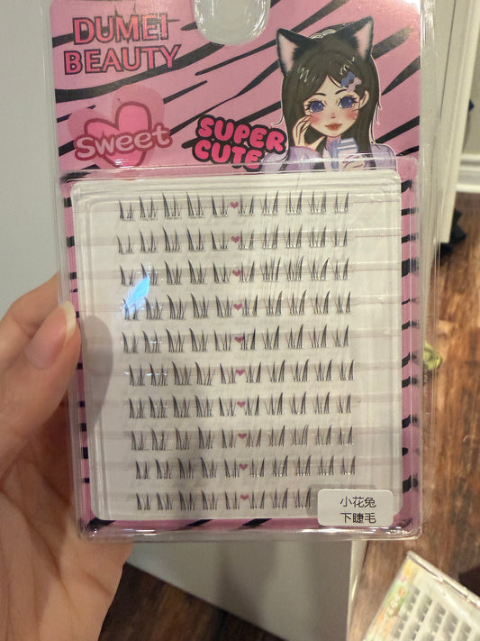 Bottom lashes glue needed